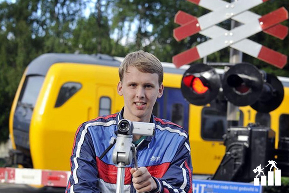 Justus Moek: Aki abból él, hogy vasúti átjárókat filmez